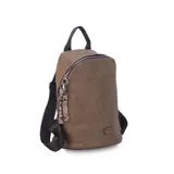 Mochila negra de símil cuero, con cierre principal y bolsillo interno con cierre. Tiene asa de mano, correas regulables y bolsillo oculto en la espalda.