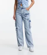 Pantalón recto de jeans celeste con cintura alta, bolsillos cargo laterales y detalle de aro metálico en la pierna.