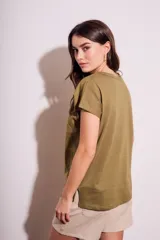 Remera color verde oliva con cuello en V y bordado de flores.