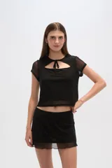 Top negro de poliéster con mangas cortas, cuello redondo, corte ajustado y abertura en el pecho.
