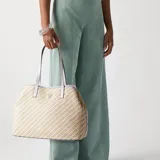 Bolso de hombro Guess modelo Vikky II, color blanco con rayas horizontales color beige. Incluye un monedero blanco con cierre y logo de Guess.