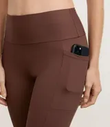 Pantalón legging deportivo color marrón, de cintura alta y con bolsillos laterales funcionales. Confeccionado en microfibra.