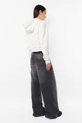 Buzo crop de frisa gamuzada color beige. Diseño con bolsillo canguro delantero, capucha con forrería interna, ojalillos metálicos de marca, cordón ajustable con punteras metálicas, puños y cintura en rib.