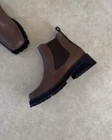 Botín Chelsea de cuero marrón con elástico lateral, punta cuadrada y suela track.