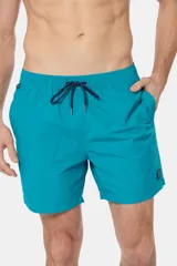 Short de baño azul vibrante, de corte clásico y largo medio, con cintura elástica y cordón ajustable. Cuenta con bolsillos laterales y suspensor de malla fina interior.
