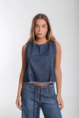 Blusa de jean sin mangas con detalle de recortes y parche BG.