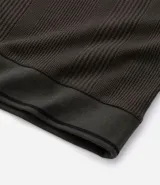 Remera polo blanca de media malla texturizada a rayas, corte regular, con cuello y mangas cortas en ribana con detalle contrastante en negro.