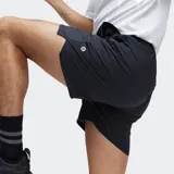 Short deportivo negro con cintura elástica con cordón ajustable.