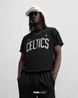 Remera blanca de algodón con el logo de los Boston Celtics en verde y el logo de la NBA.
