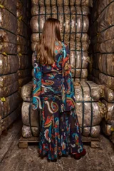 Camisa de tul elastizado con cuello solapa, abotonada y mangas evasé muy largas para atar. Estampa paisley en tonos marrones, azules y naranjas.