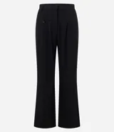 Pantalón de vestir de corte recto, color gris oscuro con finas rayas verticales (raya de tiza). Presenta pliegues frontales y tiro alto.