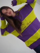 Sweater de hilo de algodón a rayas horizontales fucsia y verde, con cuello polo abotonado con botones de asta y bordado "Sierra Mora" en el pecho.