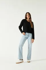 Sweater color beige de tejido de punto acanalado, con escote en V y corte ligeramente holgado.