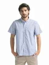 Camisa celeste y blanca a cuadros, de manga corta, con cuello abotonado y bolsillo en el pecho.