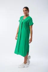 Vestido verde Benetton de corte recto y largo midi, con mangas cortas y cuello redondo.