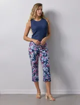 Pantalón capri de gabardina elastizada estampada, marca Zac & Rachel. Con pretina ancha elastizada.
