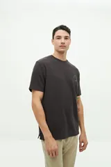 Remera color beige con textura, de manga corta, corte regular y logo estampado en el pecho.
