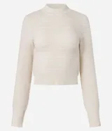 Suéter de manga larga color blanco hueso, confeccionado en punto texturizado con cuello redondo y puños y bajo acanalados. Contiene viscosa certificada en su composición.