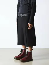 Bota Dr. Martens modelo 1460 de cuero color cereza, con 8 ojales, costuras amarillas y suela con cámara de aire.