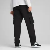 Pantalón cargo recto de hombre, color negro, con bolsillos laterales y logo de Puma estampado en blanco en la pierna izquierda.