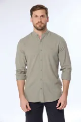 Camisa negra de lino con cuello mao y manga larga.