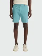 Shorts tipo chino de color turquesa, con corte entallado, cierre frontal de botón y cremallera, y trabillas para cinturón. Marca Boss, modelo H-Slice.