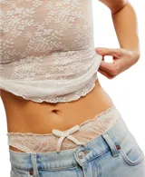 Remera de encaje color blanco, de mangas cortas y corte ajustado.