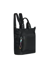 Mochila negra convertible en bolso, con asas cortas de cuero sintético y correas traseras ajustables. Presenta un bolsillo frontal con cierre y un charm colgante multicolor.