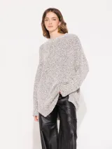Sweater holgado color gris jaspeado, tejido en mezcla de algodón y lurex, con largo hasta la cadera.