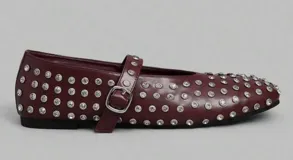 Balerinas color borgoña con apliques de strass plateados, tira sobre el empeine con hebilla plateada y punta redondeada.