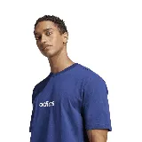 Remera Adidas azul con logo blanco estampado en el pecho.