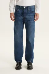 Jean azul de corte regular con botón frontal y tiro medio.
