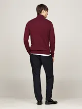 Sweater de punto color borgoña con cuello perkins y cierre de cremallera de un cuarto. Logo de Tommy Hilfiger bordado en el pecho. Confeccionado en algodón.