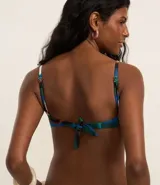 Top de bikini con estampado de rayas aquareladas, torcido en el busto, con tirantes ajustables y lazo en la espalda.