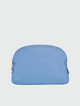 Neceser de cuero azul de la colección Le Foulonné, con cierre en la parte superior.