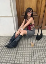 Botas texanas negras de caña alta con detalle de tachas doradas.