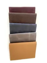 Tarjetero de cuero vacuno color azul con seis ranuras para tarjetas.