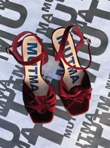 Sandalias de terciopelo color borgoña con correa trasera ajustable, doble moño en la punta y taco de 10,5 cm de altura.