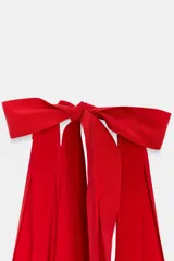 Vestido midi celeste con cuello halter y escote pico. Cierre en espalda con lazada.