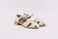 Sandalias rojas de cuero con tiras entretejidas, punta almendrada, correa con hebilla al tobillo y taco cuadrado bajo.