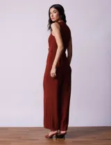 Mono enterito color ladrillo, marca June & Hudson, de crepe con escote en V, sin mangas, con detalle de botones en la cintura y cierre invisible en la espalda.