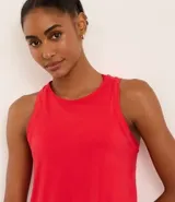 Musculosa deportiva roja de microfibra, sin estampa, con cuello redondo y encaje en la espalda.
