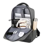 Mochila gris con detalles en negro, doble bolsillo frontal con cierre, bolsillos laterales, cargador USB integrado, compartimento para laptop y asa de mano.