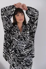 Buzo de morley con estampado de cebra en blanco y negro, con cierre de cremallera en el cuello.