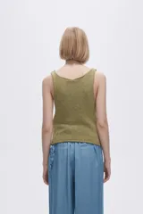 Musculosa celeste de tejido de punto con escote redondo y aberturas frontales.