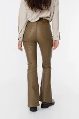 Pantalón de cuero color marrón, de corte ajustado y acampanado.