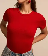Blusa blanca de textura waffle, cuello redondo y mangas cortas.