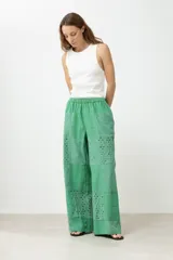 Pantalón verde de corte ancho, con cintura elástica y diseño patchwork con detalles de broderie.