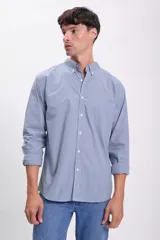 Camisa celeste con estampado de cuadros pequeños en blanco, de corte clásico, manga larga y cuello abotonado.