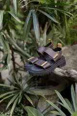 Sandalias negras con plataforma y doble tira con ajuste de velcro.